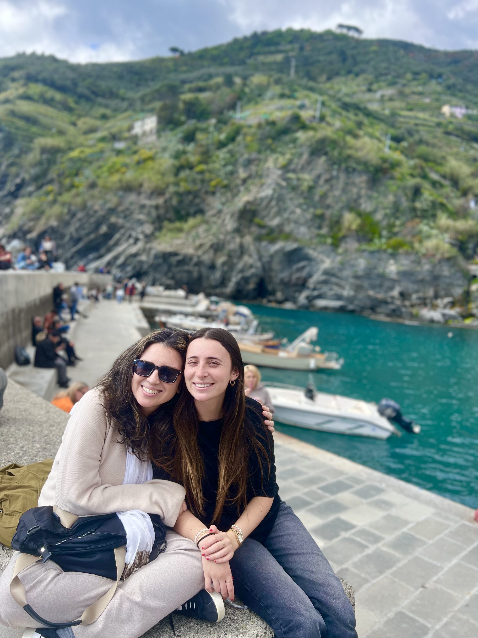 Tammy y Tatiana en Cinque Terre, Italia