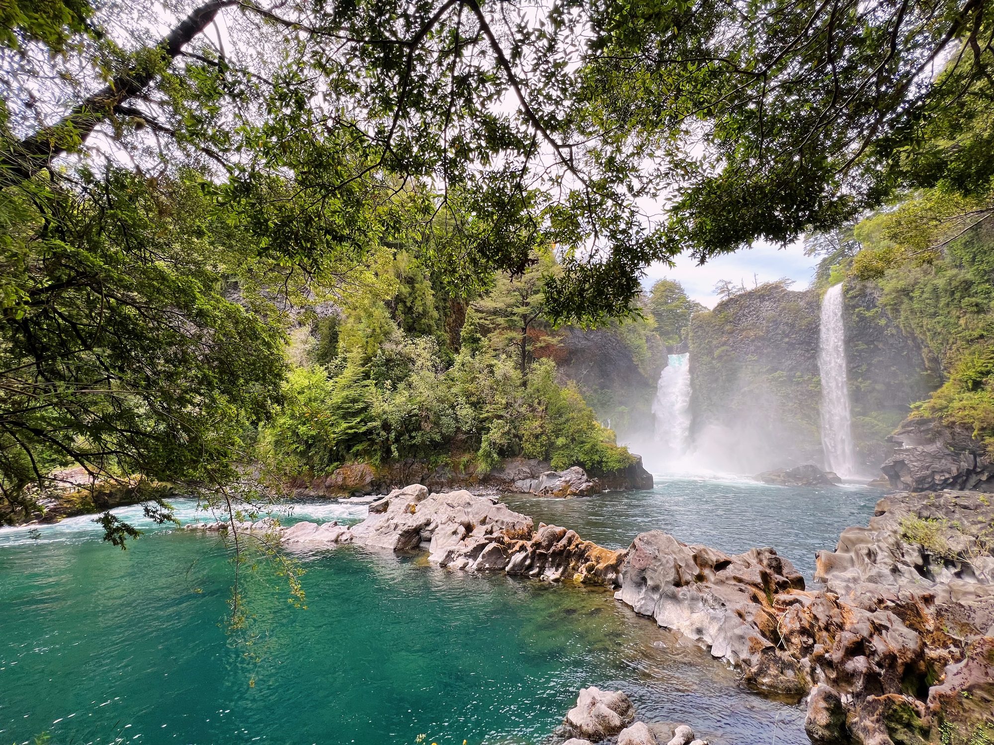 Cascadas y aguas turquesas en Panguipulli, Chile